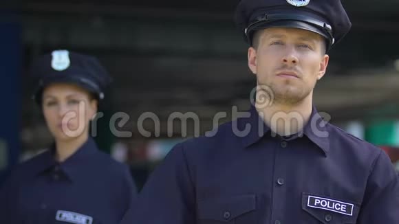 年轻的职业警察男女在镜头前合影民事警务职责视频的预览图