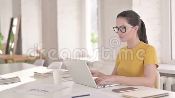 年轻的年轻女设计师正在进行电脑视频聊天视频的预览图