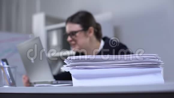 愤怒的办公室工作人员崩溃关闭手提电脑扔文件视频的预览图