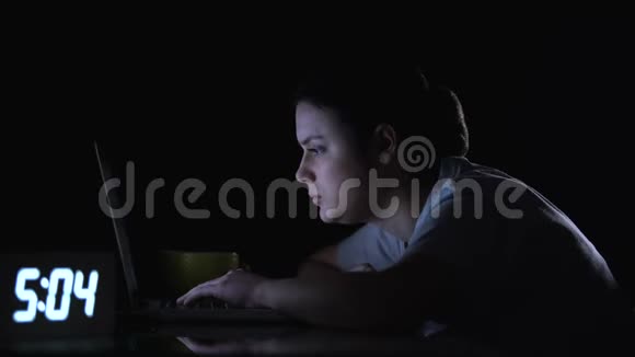 超负荷工作的自由职业女士在笔记本电脑附近喝咖啡视频的预览图