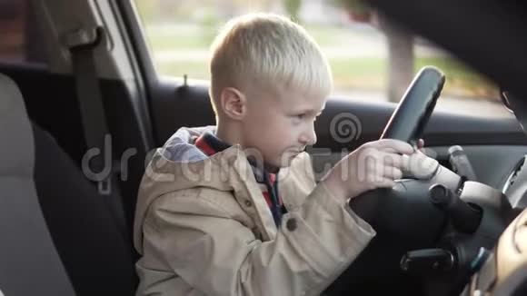 男孩坐在司机车上的座位上视频的预览图