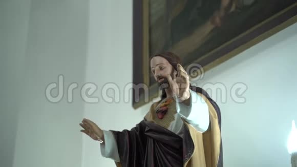 教堂里耶稣的雕像视频的预览图