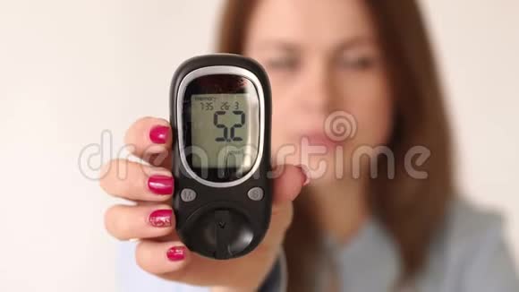 患有糖尿病的妇女持有血糖仪血糖水平很高视频的预览图