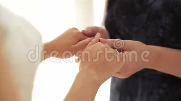 女儿牵着妈妈的手视频的预览图