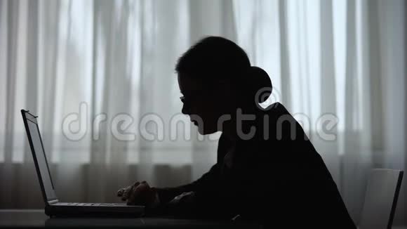 关于夜间在笔记本电脑上工作的女会计师报告问题视频的预览图