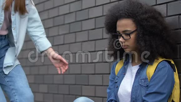 善良的女学生伸出援助之手欺负混血女孩制止种族主义视频的预览图