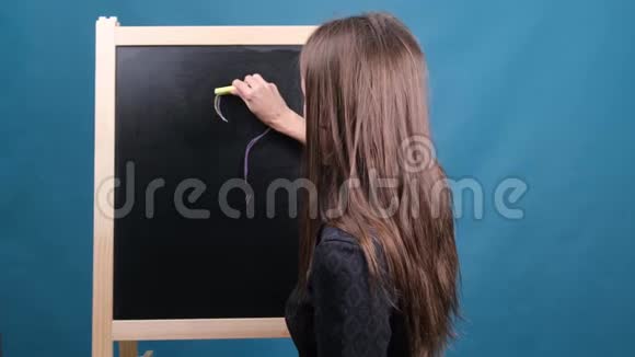 黑板上刻划的女人与问号的概念女在黑板上画一个问号视频的预览图