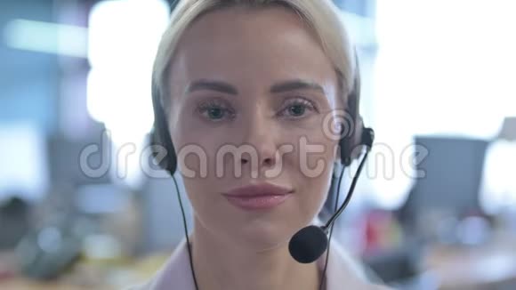 关闭女性呼叫中心员工与客户交谈视频的预览图