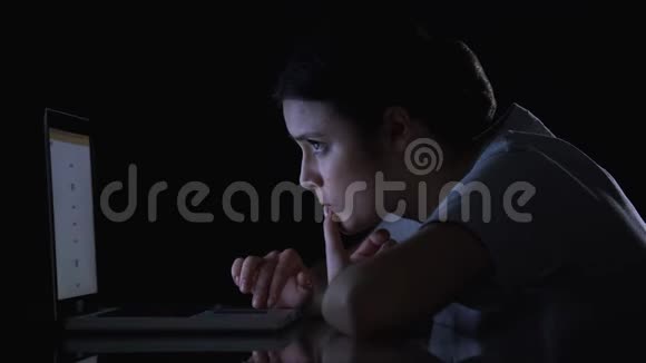 紧张的女孩在笔记本电脑上重新加载网页等待大学入学的结果视频的预览图