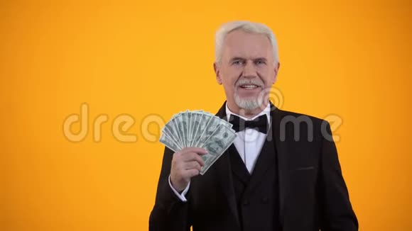 快乐的老人指着美元赌场赢家银行和金融视频的预览图