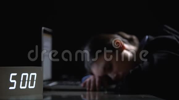 女商人在办公室醒来睡在笔记本电脑上秘书准备报告视频的预览图