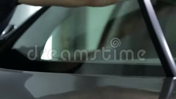 擦拭汽车挡风玻璃的人视频的预览图