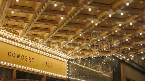 高清晰度闪烁音乐厅天花板灯在百老汇沿着娱乐街1080p视频的预览图