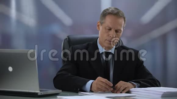 男性主管在办公桌上签署文件善良的雇主工作视频的预览图