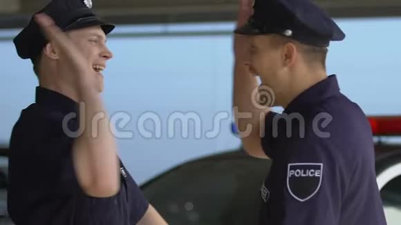 快乐的警察互相击掌然后开车视频的预览图