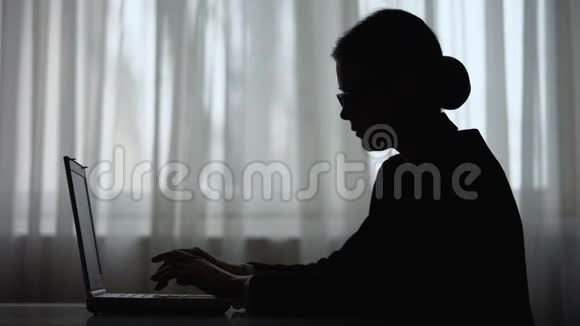 紧张的女人在深夜关闭笔记本电脑的剪影缺乏想法视频的预览图