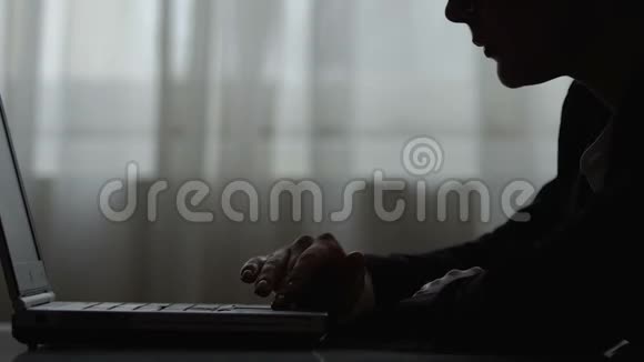 在笔记本电脑上工作的女性剪影启动项目并等待结果视频的预览图