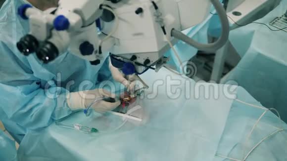 外科医生在用眼睛工作时使用医疗器械视频的预览图