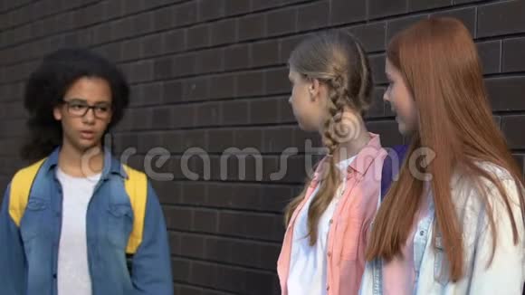 女青少年嘲弄两族女孩校园欺凌种族冲突视频的预览图