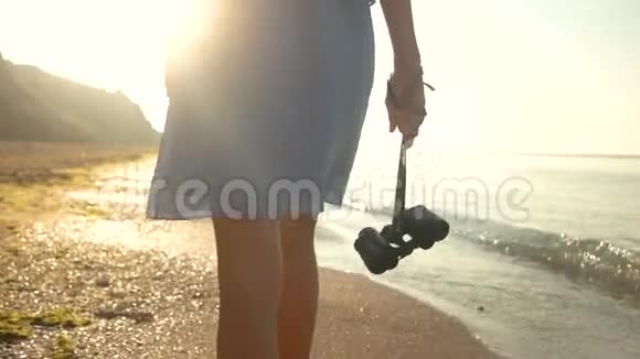 在海边拿望远镜的女人视频的预览图