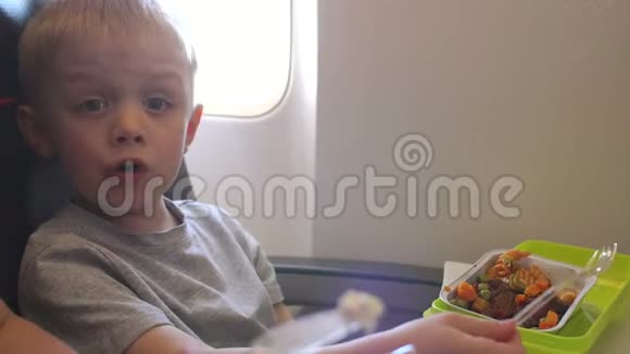 一个小男孩在飞机上吃意大利面和肉视频的预览图