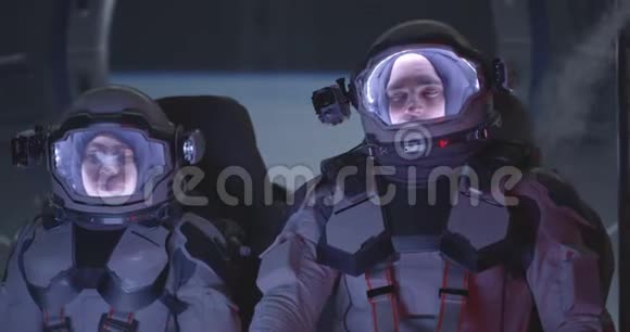 宇航员坐在加速的宇宙飞船上视频的预览图