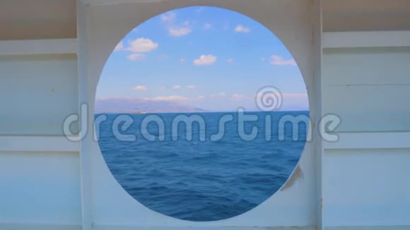 从游艇的圆窗上看到夏天的海景水运旅行概念从一个小屋的海景视频的预览图