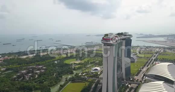 新加坡滨海湾金沙无人机在酒店周围飞行的空中镜头视频的预览图