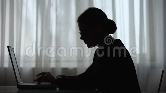 紧张的女人关闭笔记本电脑不能集中精力工作职业倦怠视频的预览图