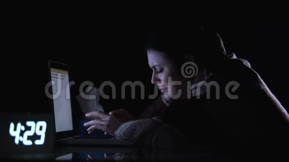 女自由职业者晚上在电脑旁哭泣患了流感和疲劳视频的预览图