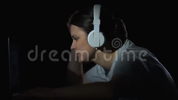 疲惫的女人摘下耳机把头放在手臂上精疲力竭的夜班视频的预览图
