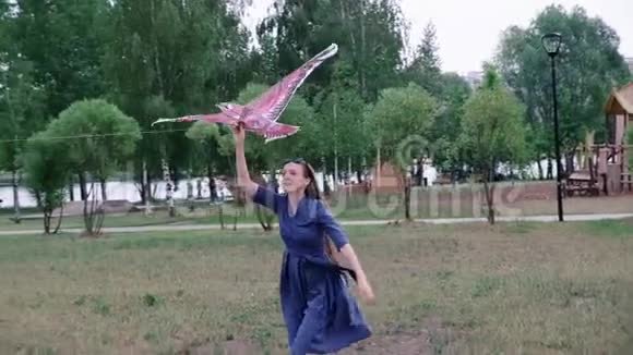 年轻的女人跑着放风筝夏季娱乐视频的预览图