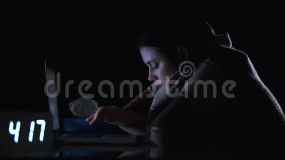 生病的自由职业女士在夜间工作完成项目感冒视频的预览图