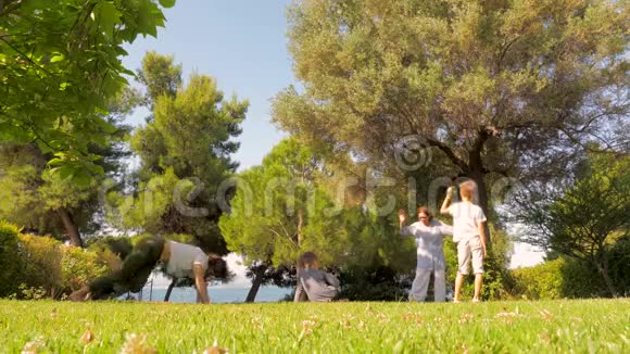 家庭在户外做瑜伽和放松运动幸福的家庭观念快乐的童年背景奶奶和视频的预览图