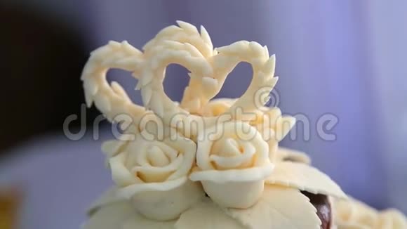 有彩色小花的婚礼蛋糕心的蛋糕视频的预览图