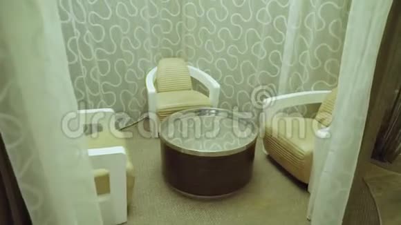 三把椅子圆桌站在地板透明窗帘后面视频的预览图