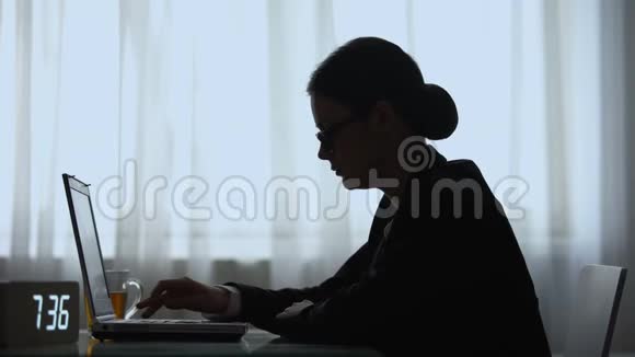 女作家下班后关闭手提电脑按摩她的麻木疲劳视频的预览图
