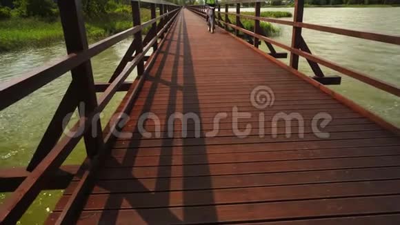 在木桥上骑自行车过湖的人面目全非视频的预览图