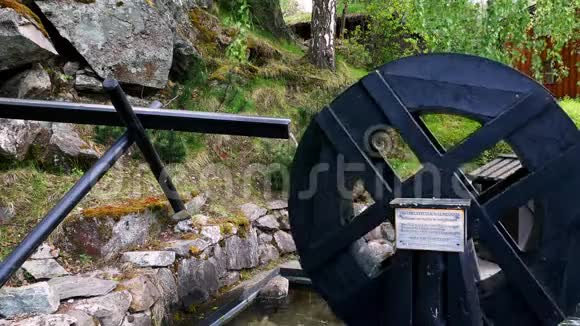装饰水轮转弯在当地公园因为它是由流动的水从附近的溪流视频的预览图
