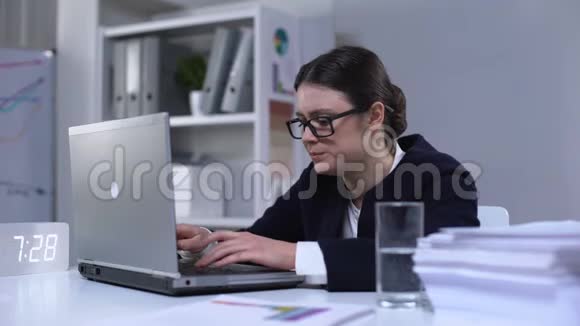 穿西装打电脑和喝水的疲惫的女人工作到很晚视频的预览图