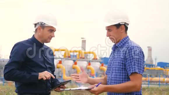 两个人握手工作工程师在一家生产天然气油的加油站工作商务商务商务商务视频的预览图