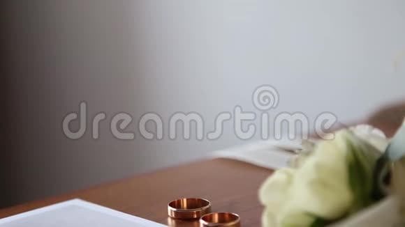 新娘花束带戒指新郎视频的预览图