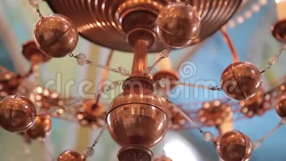 大教堂基督教教堂的大铜吊灯视频的预览图