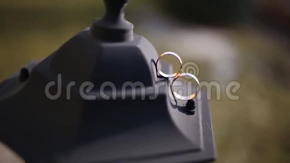 金婚戒指留在路灯上视频的预览图