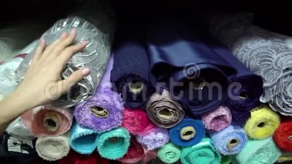 女裁缝取布卷成堆的时尚内衣视频的预览图