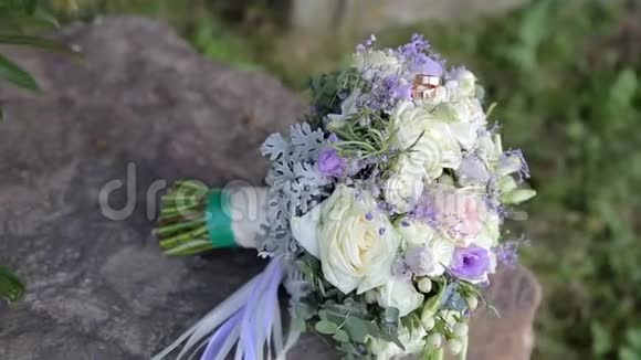 结婚戒指放在美丽的花束上作为新娘的配饰视频的预览图