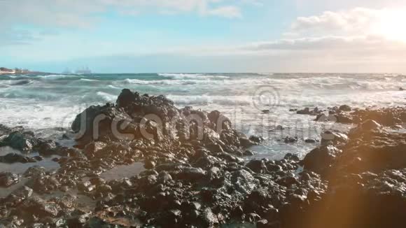 日出时海洋上的熔岩背景中石油钻机生产的塔环境概念视频的预览图