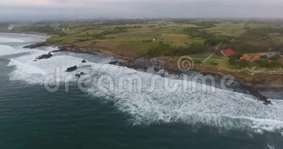 飞越印度尼西亚巴厘岛的岩石海岸线泡沫海浪撞击悬崖令人惊叹的印尼巴厘岛视频的预览图