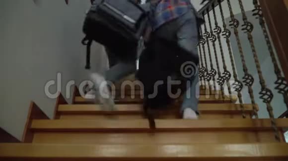 两个快乐的孩子男孩和女孩带着背包上楼梯小兄弟刚放学回家快乐视频的预览图