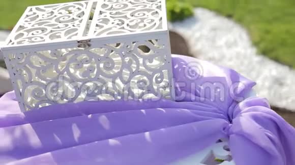 漂亮的手工盒子用于婚礼钱特写视频的预览图